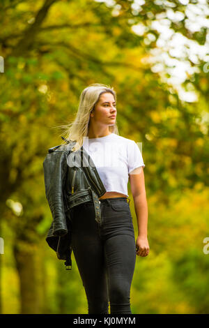 Adolescente mannequin au Royaume-Uni : une jeune adolescente de 16,17 ans, mannequin posant à l'extérieur un jour d'automne, Royaume-Uni Banque D'Images