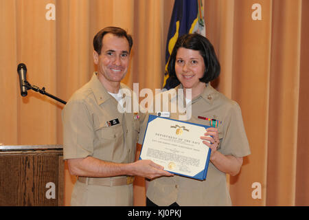 1ère classe musicien Jenny Stokes reçoit la Marine et le Marine Corps Médaille militaire (8578333139) Banque D'Images