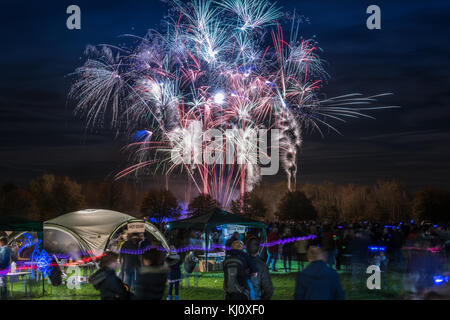 Le feu d'artifice annuel à Ashton Keynes vit une grande foule profiter d'un impressionnant étalage sur le terrain de jeu de l'école dans le pittoresque North Wiltsh Banque D'Images