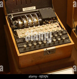 La machine Enigma à quatre rotors était un dispositif de cryptage avancé utilisé pendant la seconde Guerre mondiale. Elle comportait quatre rotors, ce qui la rendait plus complexe et plus sûre que les versions précédentes, renforçant ainsi son rôle dans les communications militaires. Banque D'Images
