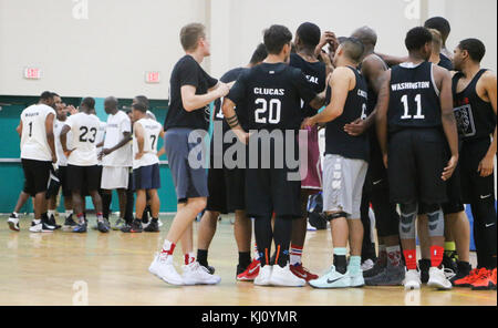 Soldats de la Force opérationnelle 1-28, 48th Infantry Brigade Combat Team et 703e Bataillon de soutien de la Brigade Blindée, 2e Brigade Combat Team, 3ème Division d'infanterie se blottissent au cours de la Marne 2017 Championnat de basket-ball semaine jeu 16 novembre 2017, Fort Stewart, Ga. Marne Semaine est une célébration pour les soldats de participer à des sports d'équipe et les activités de groupe tout en honorant le service de la division de la nation. Ce mois marque le centenaire de la Marne Division. Née de la Première Guerre mondiale, la division a répondu à l'appel du pays depuis 100 ans. Banque D'Images