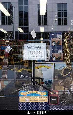 Free Air Guitar avec support, connectez-vous dans la fenêtre de magasin de musique, Birmingham Banque D'Images