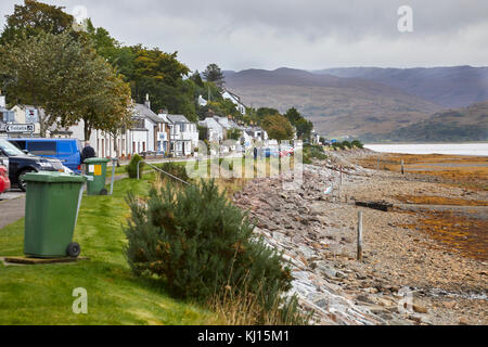 Une partie de la côte nord 500, l'A896 à l'est le long de l'loch avant de lochcarron avec le rivage de loch Carron, Ross-shire, Scotland Banque D'Images