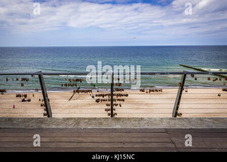 Locks d'amour sur une plate-forme d'observation sur la plage de la mer Baltique dans le village de Rewal, West Pomeranian Voivodeship de Pologne Banque D'Images