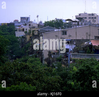 Une photographie du centre de Hanoi, au Vietnam, prise en 1999, représentant les rues animées de la ville remplies d'activité. La scène capture l'environnement urbain dynamique, mettant en valeur les gens, la circulation et la vie urbaine à la fin du XXe siècle. Banque D'Images