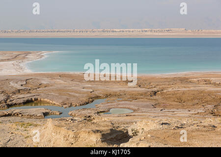 Vue sur un piège, dolines et conversions de la côte de la mer Morte, Jordanie Banque D'Images