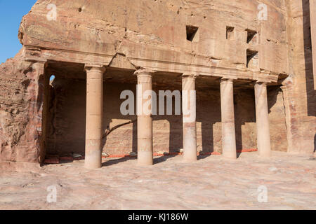 Piliers à l'intérieur les tombeaux royaux dans la ville antique de Petra, Jordanie Banque D'Images