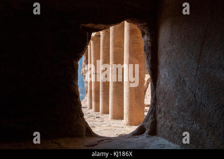 Piliers à l'intérieur les tombeaux royaux dans la ville antique de Petra, Jordanie Banque D'Images