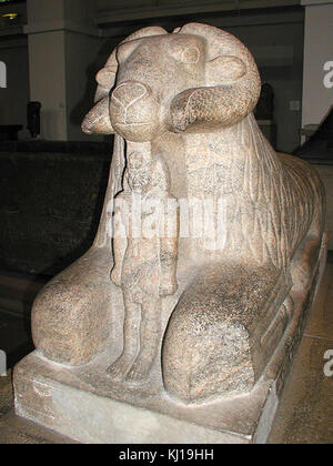 Statue en granit d'Amon sous la forme d'un bélier protégeant le roi Taharqa, British Museum Banque D'Images