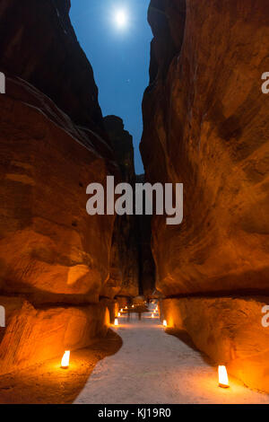 Petra, Jordanie, le 24 décembre 2015, le Conseil du Trésor, Petra de nuit avec la pleine lune. L'ancienne ville de Petra, Al Khazneh en Jordanie Banque D'Images