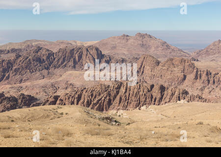 Environs de Petra avec le barrage et l'entrée de la Siq à l'avant-plan, en Jordanie Banque D'Images