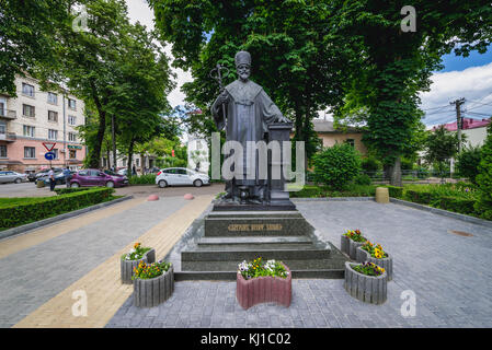 Josyf Slipyj, ancien grand archevêque de l'église catholique grecque ukrainienne devant l'ancienne église dominicaine de Ternopil, centre du Terno Banque D'Images