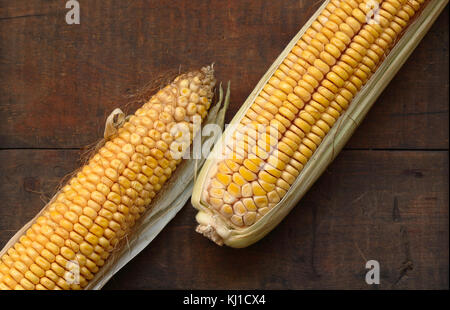 Deux corncobes couché sur fond de bois Banque D'Images