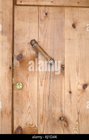 Joli fond de bois. Porte de grange jaune fermé avec serrure et poignée Banque D'Images