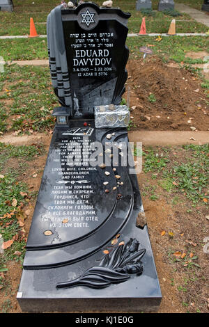 Une pierre tombale de granit noir avec une gravure diamant Montefiore cimetière à Cambria Heights, Brooklyn, New York. Banque D'Images