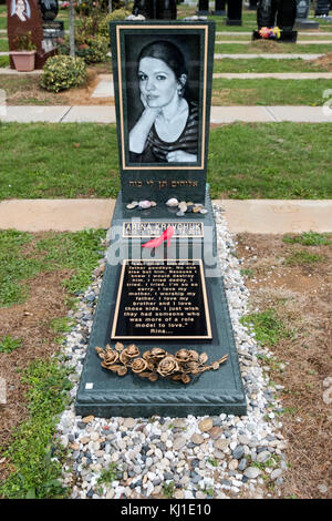 Une pierre tombale de granit noir avec un portrait gravé de diamants au cimetière Montefiore à Cambria Heights, Brooklyn, New York. Banque D'Images