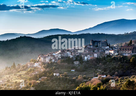 L'Europe. La France. Var (83), Pays de Fayence. Le village perché de Callian Banque D'Images