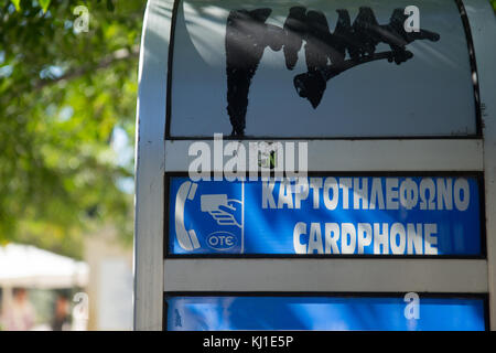 Gros plan d'un vieux téléphone grec, dans l'une des rues du centre d'Athènes. Banque D'Images