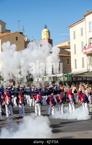 Europe, France, Var, 83, Saint-Tropez, la bravade, tirs de tromblons sur le port. Banque D'Images