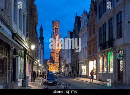 Vlamingstraat en regardant vers le beffroi de Bruges (Belfort van Brugge) dans la place du marché (Markt), Bruges (Brugge), Belgique Banque D'Images