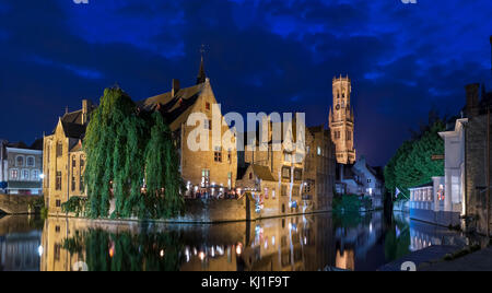 Bruges, Belgique. La Dijver canal de nuit vers l'hôtel Bourgoensch Hof et Beffroi (Belfort), Bruges (Brugge), Belgique. Banque D'Images