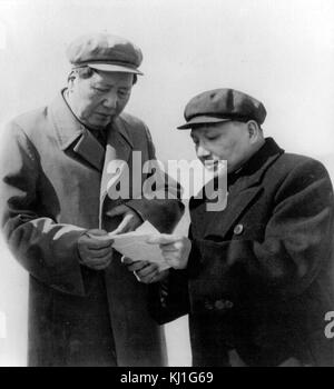 Mao Zedong et Deng Xiaoping parlant ensemble vers 1959. Mao Zedong ou Mao Tsé-toung (1893 - 1976), aussi connu sous le président Mao, était un révolutionnaire communiste chinois et père fondateur de la République populaire de Chine, qu'il a gouverné comme un autocrate appelée le président du parti communiste de Chine à partir de sa création en 1949, jusqu'à sa mort en 1976. Deng Xiaoping (1904 - 1997), révolutionnaire et homme d'État chinois. Il était le dirigeant suprême de la République populaire de Chine de 1978 jusqu'à sa retraite en 1989 Banque D'Images