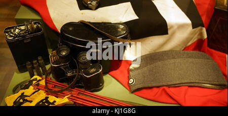 Jumelles allemandes, Kit de nettoyage, pochettes de munitions, la Luftwaffe, P.08 pistolet Luger et drapeau nazi, capturés lors de la libération de la France dans la seconde guerre mondiale Banque D'Images