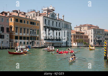 Bateaux à rames et canoës sur le Grand Canal Venise Italie lors du festival d'aviron Lunga Volga vu à au nord-ouest de pont de l'Accademia Banque D'Images