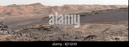 Le paysage de Mars photographié par curiosité Rover, un robot explorer Gale cratère sur Mars dans le cadre de la mission Mars Science Laboratory de la NASA mission puisqu'il a été débarqué sur l''Aeolis Palus dans Gale cratère sur Mars le 6 août 2012. Banque D'Images