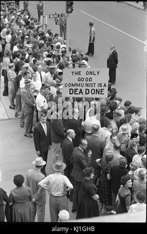 Foule rassemblée sur la rue pour voir le russe, le dirigeant soviétique, Nikita Khrouchtchev, arriver à Des Moines, Iowa, lors de sa visite aux USA en 1959 Banque D'Images