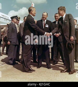 Le président John F. Kennedy et le Vice-président Lyndon B. Johnson visiter Le Dr Wernher von Braun. Wernher von Braun, ingénieur en aérospatiale et de l'espace architecte, un des "Pères de la science de fusée". Wernher von Braun avec nous le président John F. Kennedy (/r) à côté de l'Air Force One à l'Aérodrome de Redstone Arsenal du MSFC à Huntsville ; à l'arrière, entre eux, le Vice-président américain Lyndon B. Johnson. 1962