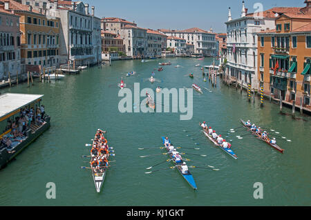 Bateaux à rames et canoës sur le Grand Canal Venise Italie lors du festival d'aviron Lunga Volga vu à au nord-ouest de pont de l'Accademia Banque D'Images