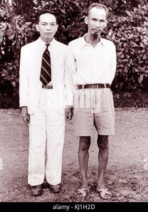 Võ Nguyên Giáp (1911 - 2013), commandant de l'Armée populaire du Vietnam avec H ? Chí Minh (1890 - 1969), (à droite), le leader révolutionnaire communiste vietnamien, vers 1954 Banque D'Images