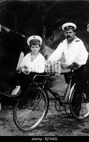Alexei avec son infirmier le marin Derevenko, 1910. Alexeï Nikolaïevitch (1904 - 1918) de la maison des Romanov, était le tsarévitch] et héritier au trône de l'Empire russe. Il était le plus jeune enfant et seul fils de l'Empereur Nicolas II et l'impératrice Alexandra Feodorovna. Il est né d'hémophilie Banque D'Images