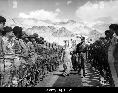 Le Premier Ministre indien, Indira Gandhi, l'examen des soldats en 1980. Indira Gandhi (1917 - 1984) politicien et premier ministre indien de l'Inde de 1966 à 1977 puis de nouveau de 1980 jusqu'à son assassinat en 1984 Banque D'Images