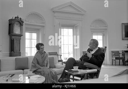 L'Indira Gandhi avec le Président Lyndon Johnson, de l'USA, rencontre à Washington en 1968. Indira Gandhi (1917 - 1984) politicien et premier ministre indien de l'Inde de 1966 à 1977 puis de nouveau de 1980 jusqu'à son assassinat en 1984 Banque D'Images