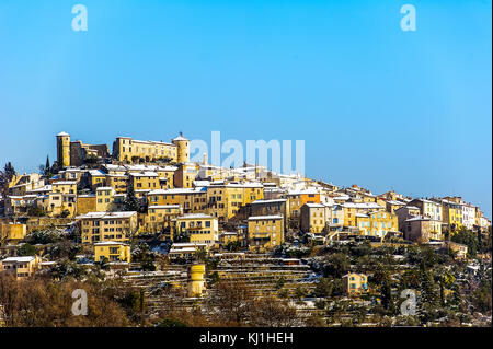 La France. Var (83), Pays de Fayence. Le village perché de Callian sous la neige Banque D'Images