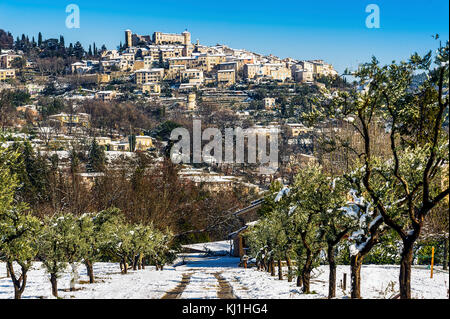 La France. Var (83), Pays de Fayence. Le village perché de Callian sous la neige Banque D'Images