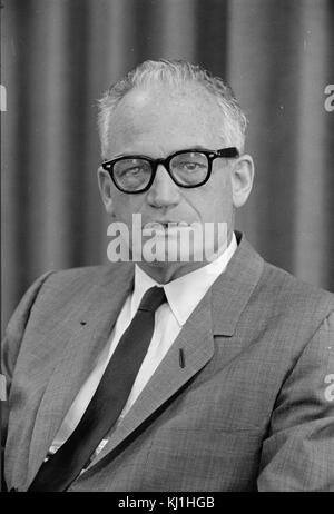 Barry Morris Goldwater (1909 - 1998), politicien et homme d'affaires américain qui était un terme États-unis sénateur de l'Arizona (1953-65, 1969-87) et le candidat du Parti républicain à la présidence des États-Unis dans l'élection de 1964. Banque D'Images