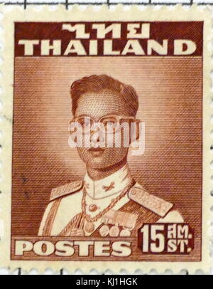 Bhumibol Adulyadej poste représentant 1927 - 2016, le Roi Bhumibol de Thaïlande 1946 - 2016. Banque D'Images