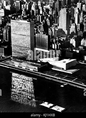 Photographie de l'extérieur du siège des Nations Unies à New York. En date du 20e siècle Banque D'Images