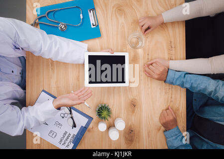 La main de femme mari tenant au bureau du médecin. médecin prêt à examiner le patient Banque D'Images