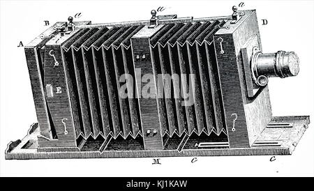 Gravure représentant un appareil photo à soufflet. un soufflet est l'accordéon-like, plissées, extensible dans le cadre d'un appareil photo, habituellement une grande ou appareil moyen format, pour permettre à l'objectif d'être déplacé à l'égard de le plan focal pour la mise au point. En date du 19e siècle Banque D'Images