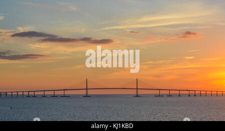 Sunshine skyway bridge silhouette sur Tampa Bay, Floride Banque D'Images