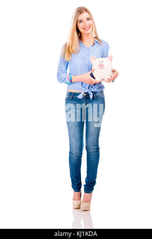 Belle et attractive blonde woman holding a piggy bank, isolé sur fond blanc Banque D'Images