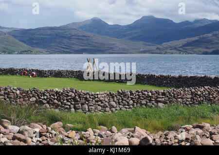 Vue sur Upper Loch Torridon d Inveralligin aux montagnes au-delà, de l'Écosse Banque D'Images