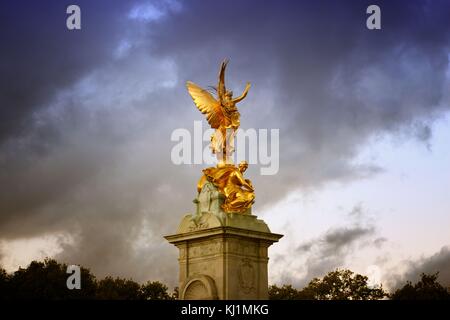 Victoria Memorial dans le parc de St James, Londres Banque D'Images