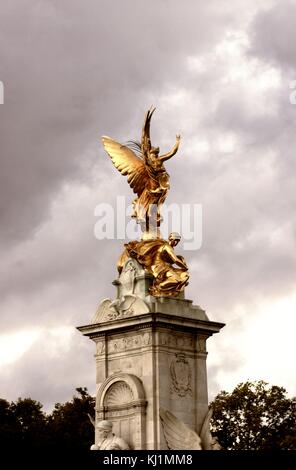 Victoria Memorial dans le parc de St James, Londres Banque D'Images