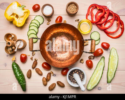 Cuisine concept de différentes épices, salade d'Herbes et légumes, disposés autour d'une salade , bols en cuivre pour placer le texte Banque D'Images