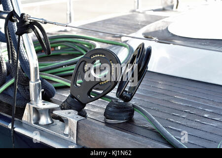 Détail de la voile moderne poulies sur racer boat vue horizontale. Banque D'Images